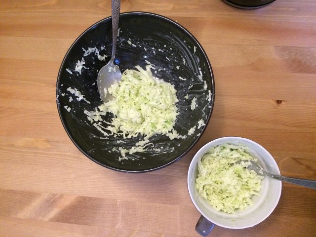 Салат с зеленой редькой и сметаной