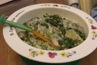 Зеленые овощи с котлетой в сметане