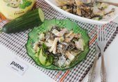 Салат с морской капустой, огурцом и копченой курицей