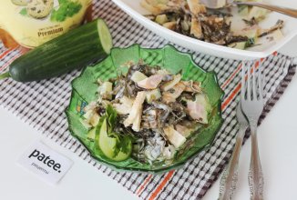 Салат с морской капустой, огурцом и копченой курицей