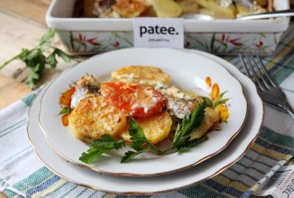 Судак с картофелем в духовке, запеченный со сметаной