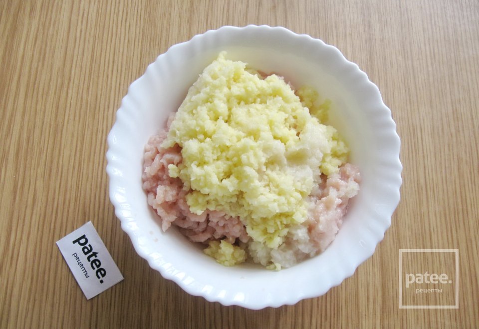 Оладьи из куриного филе и картофеля - Шаг 4