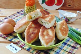 Жареные пирожки с яйцом и зеленым луком.