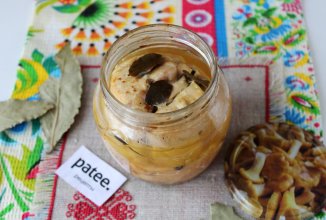 Тушенка из курицы с луком и куркумой