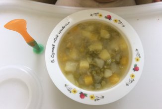 Овощной суп с кабачком и зелёным горошком