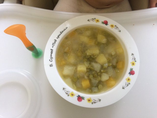 Овощной суп с кабачком и зелёным горошком