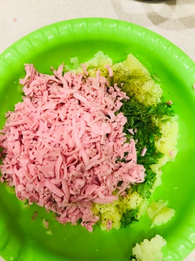 Рулетики из лаваша с картошкой и колбасой, с крабовыми палочками, с яйцами и плавленным сыром, сигара берек( турецкие пирожки ) на большой праздничный стол) - Шаг 8