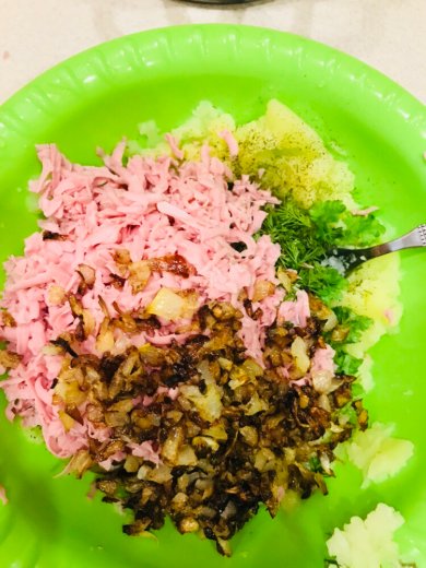 Рулетики из лаваша с картошкой и колбасой, с крабовыми палочками, с яйцами и плавленным сыром, сигара берек( турецкие пирожки ) на большой праздничный стол) - Шаг 9