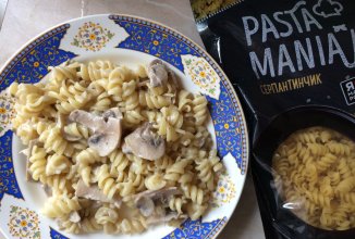 Фузилли в сливочном соусе с грибами