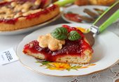 Пирог с вишневым повидлом и орехами на сливках