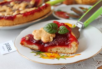 Пирог с вишневым повидлом и орехами на сливках