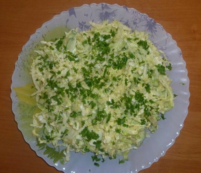 Салат с капусты и яйцом