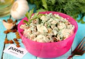 Куриный салат с изюмом и чесноком