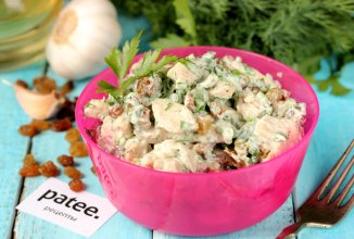 Куриный салат с изюмом и чесноком