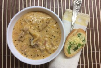 Сливочный суп с морепродуктами, томатами и пармезановыми гренками. Не