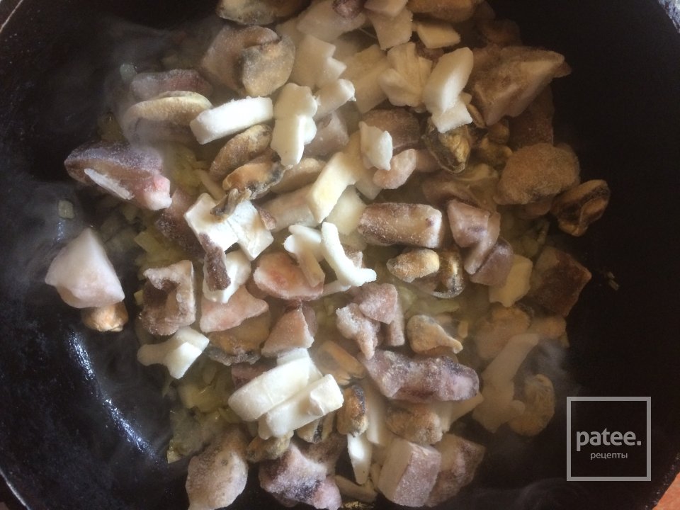 Сливочный суп с морепродуктами, томатами и пармезановыми гренками. Не - Шаг 3