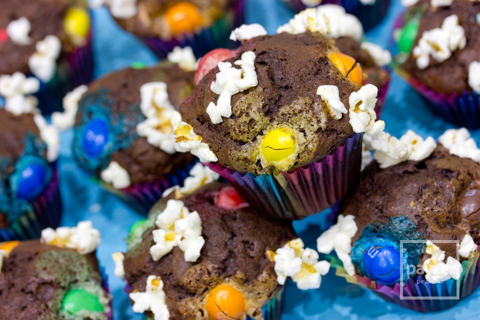 Шоколадные кексы с попкорном и M&M's - Шаг 17