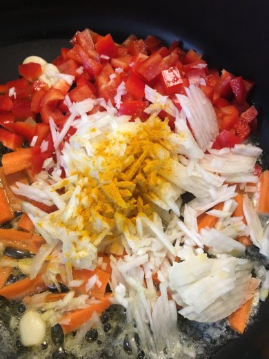 Паэлья 🥘 «Барса» с кальмарами, гребешками и креветками . - Шаг 4