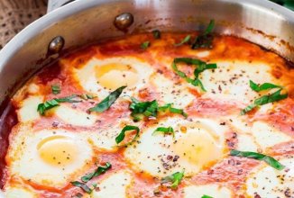 Яйца, запеченные с моцареллой в соусе маринара