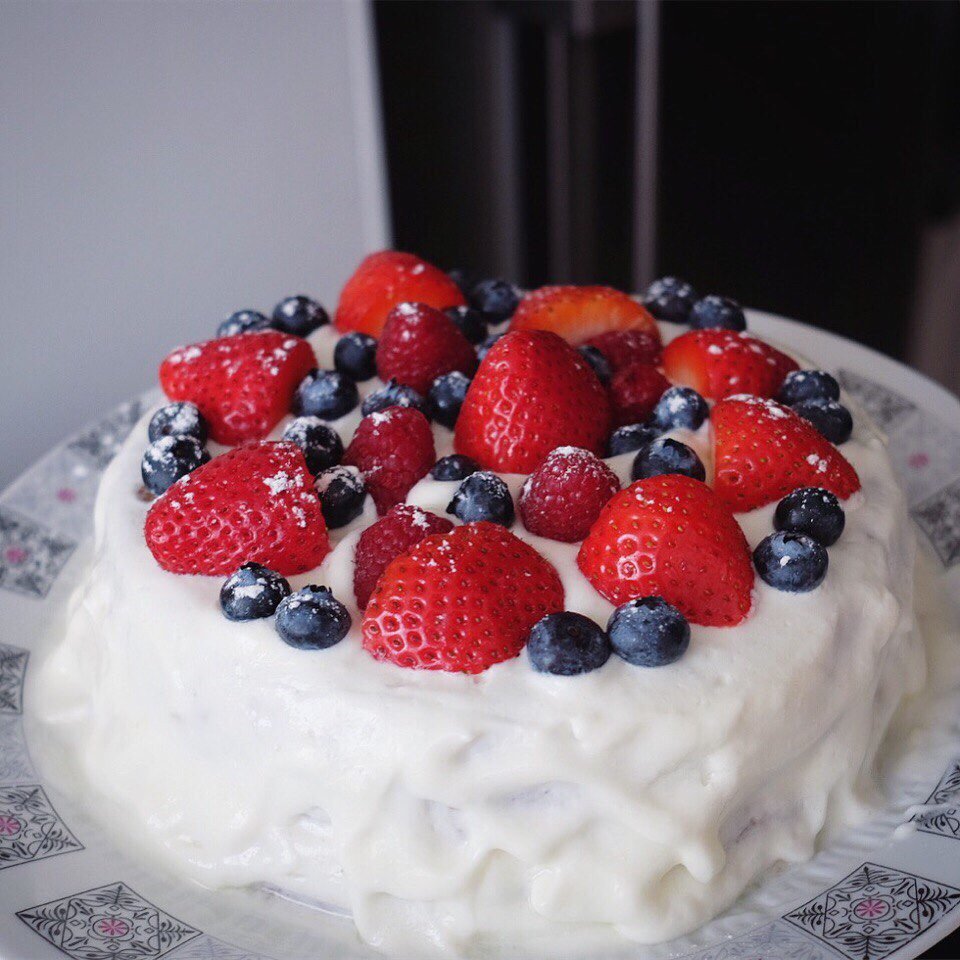 Декор сметанного торта. Сметанный крем с ягодами. Сметана утро родины. Десерт. Торт наша ягодка.