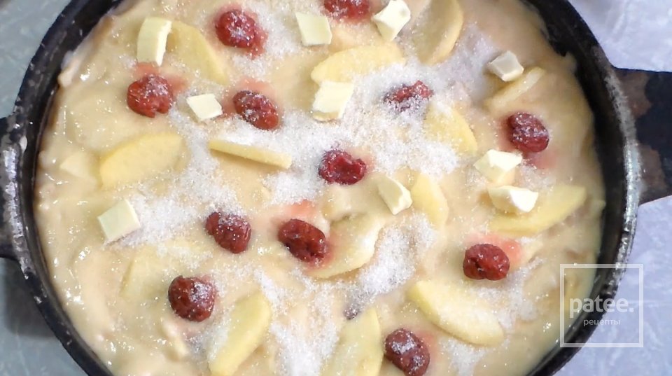 Пирог с яблоками и вишней - Шаг 4