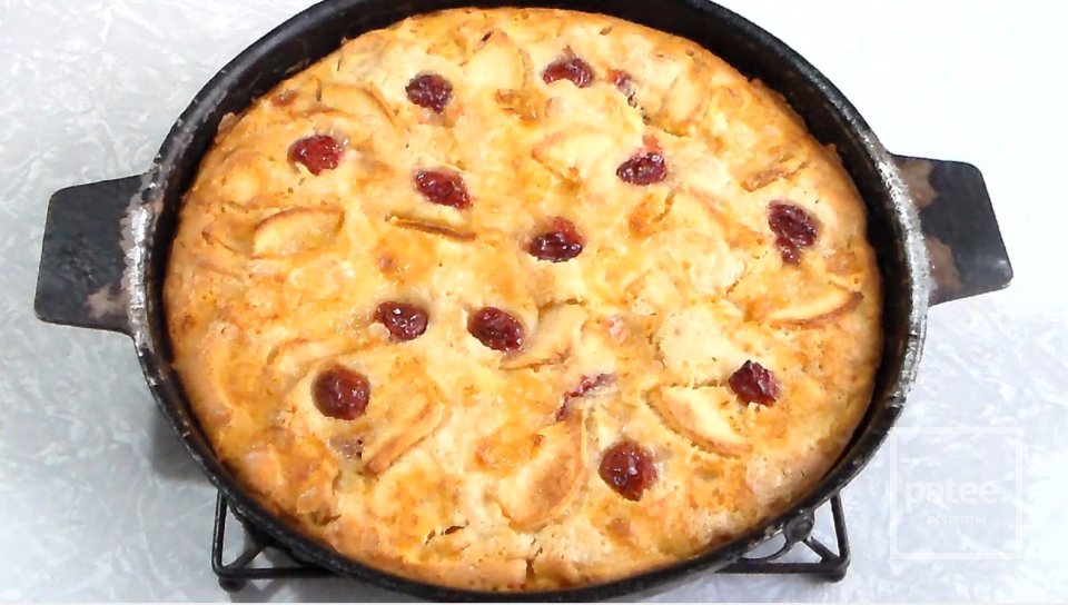 Пирог с яблоками и вишней - Шаг 6