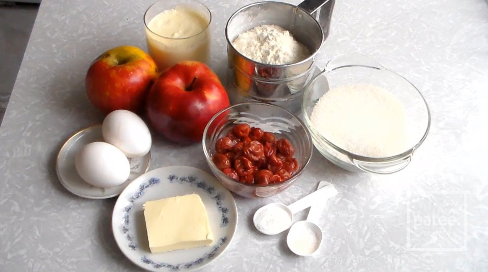 Пирог с яблоками и вишней - Шаг 9