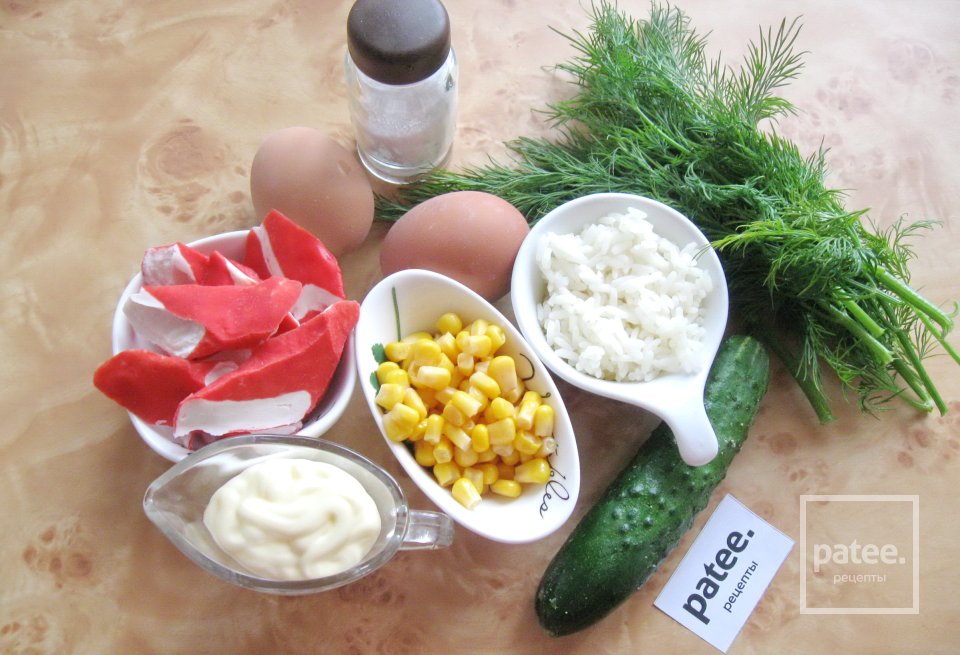 Салат с крабовыми палочками, кукурузой и свежим огурцом - Шаг 1