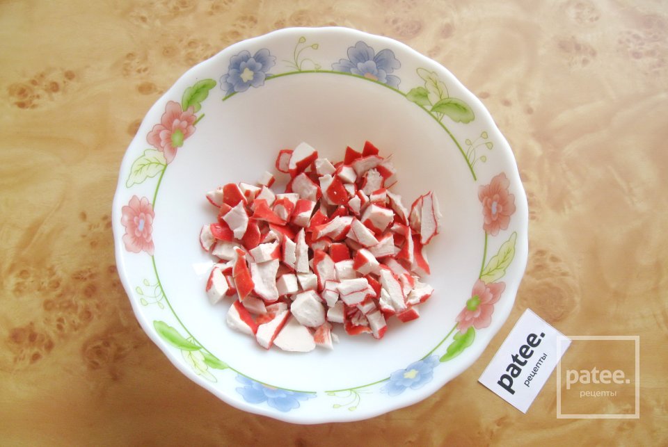 Салат с крабовыми палочками, кукурузой и свежим огурцом - Шаг 2