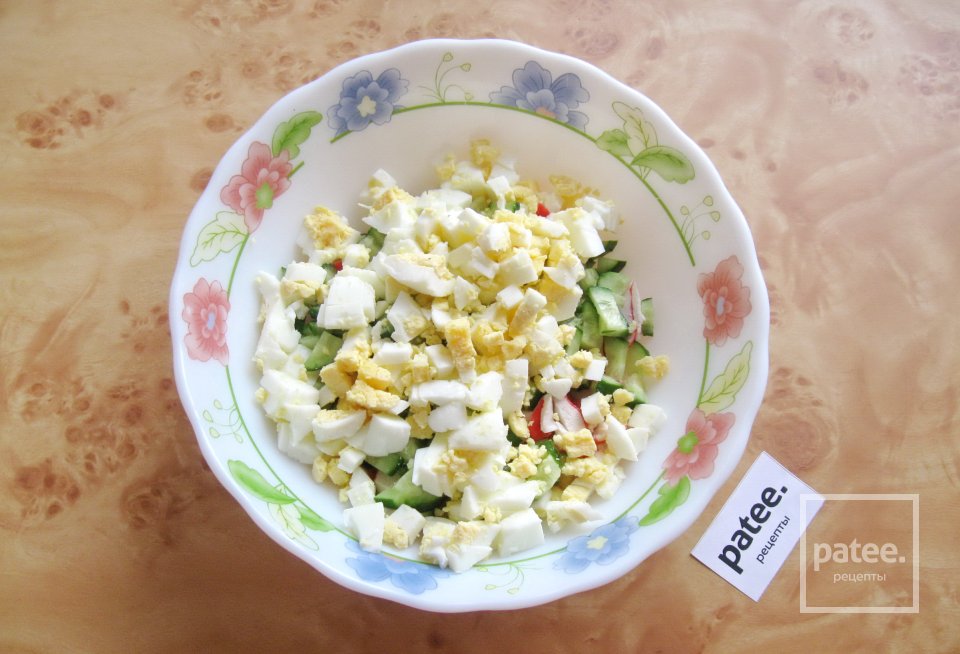 Салат с крабовыми палочками, кукурузой и свежим огурцом - Шаг 4