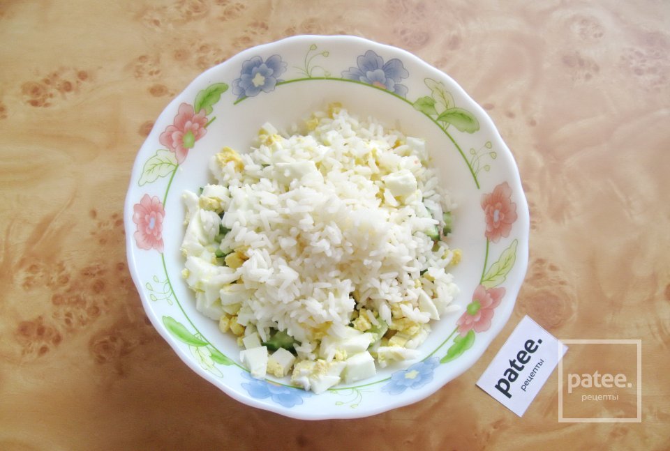 Салат с крабовыми палочками, кукурузой и свежим огурцом - Шаг 5