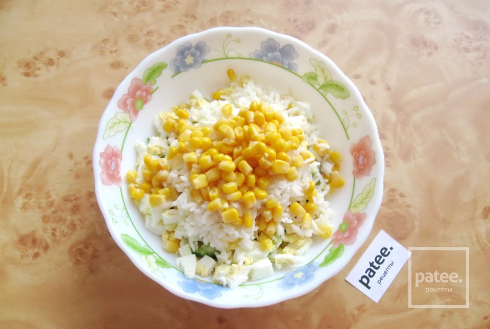 Салат с крабовыми палочками, кукурузой и свежим огурцом - Шаг 6