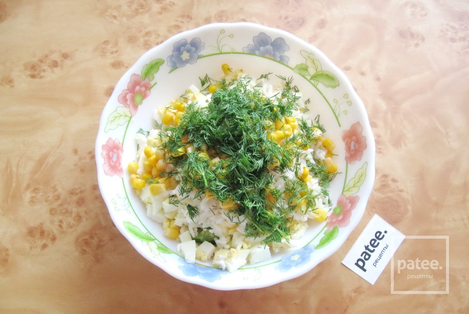 Салат с крабовыми палочками, кукурузой и свежим огурцом - Шаг 7