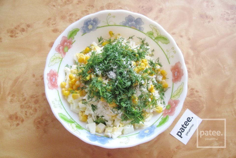 Салат с крабовыми палочками, кукурузой и свежим огурцом - Шаг 8