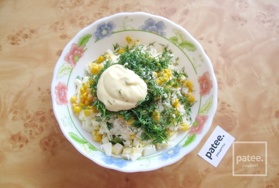 Салат с крабовыми палочками, кукурузой и свежим огурцом - Шаг 9