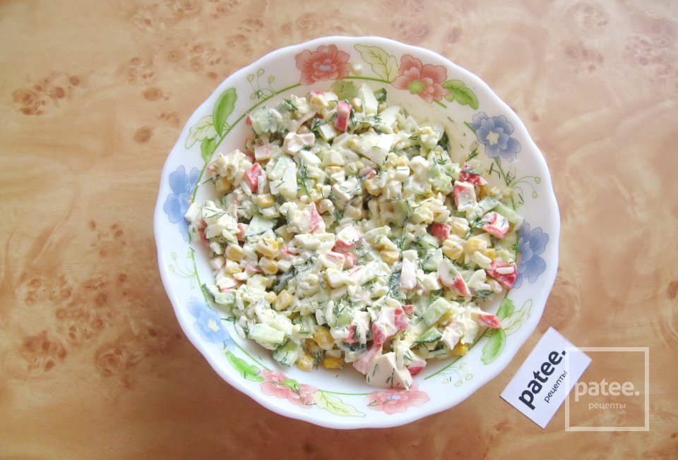 Салат с крабовыми палочками, кукурузой и свежим огурцом - Шаг 10