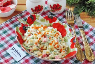 Салат с крабовыми палочками, кукурузой и свежим огурцом