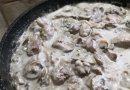 Куриная печень с луком и грибами в сливках