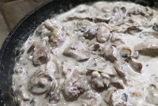 Куриная печень с луком и грибами в сливках