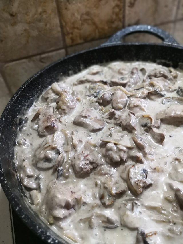 Куриная печень с луком и грибами в сливках