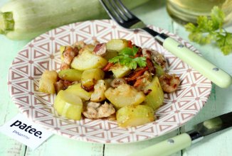 Курица с кабачками на сковороде