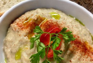 Нежный мусс из баклажана и тхины с хрустящими хлебцами