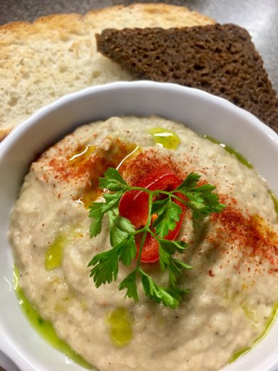 Нежный мусс из баклажана и тхины с хрустящими хлебцами