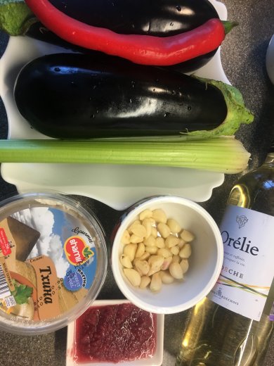 Нежный мусс из баклажана и тхины с хрустящими хлебцами - Шаг 1