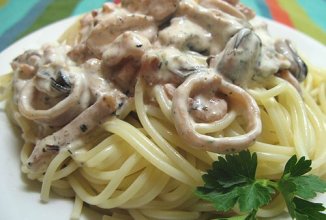 Морской коктейль с макаронами