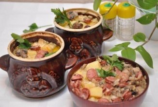 Охотничьи колбаски с картофелем в горшочках