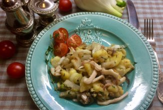 Тёплый салат с кальмарами и фенхелем.