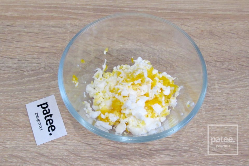 Бутерброды со шпротами и яйцом - Шаг 2