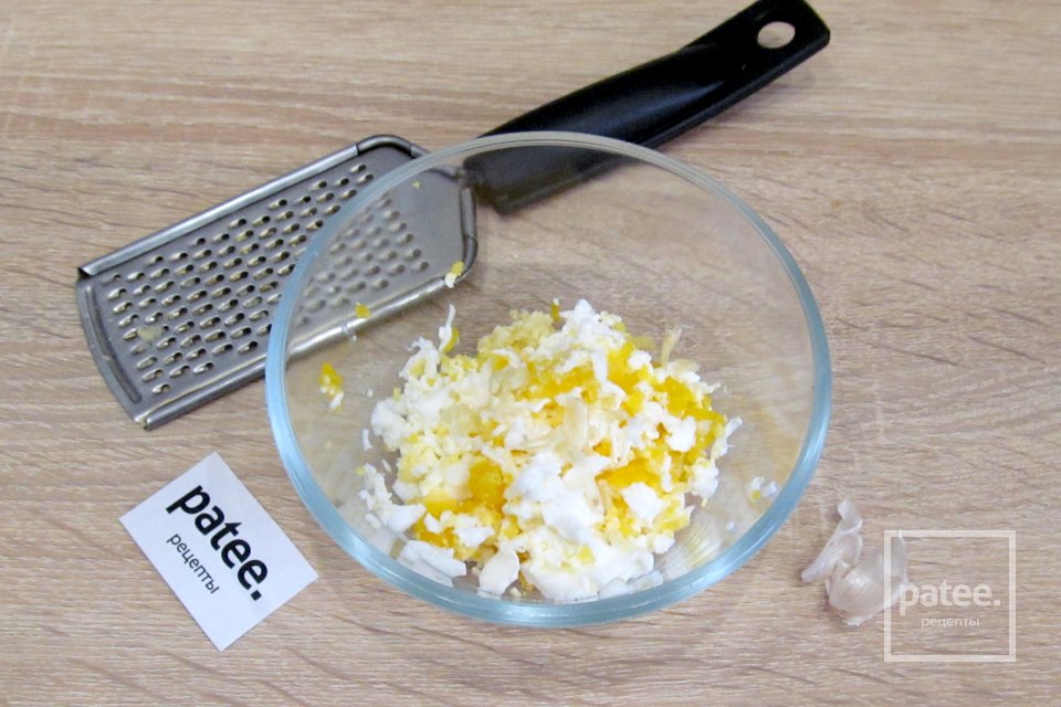 Бутерброды со шпротами и яйцом - Шаг 3