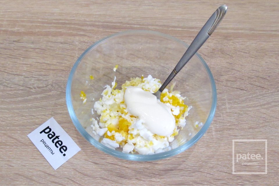 Бутерброды со шпротами и яйцом - Шаг 4